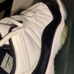 Jordan 11 low emerald green and white. Used 8/10